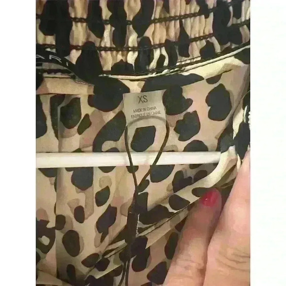 T Tahari Women's Desert Cheetah Print Blouse XS Short Sleeve Ruffled Neck Casual - Picture 4 of 12